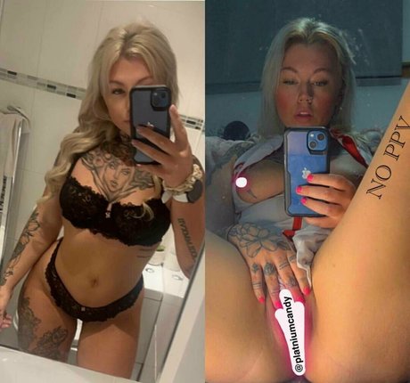 Naakte gelekte OnlyFans-foto van Pinkhairedgirlfr33