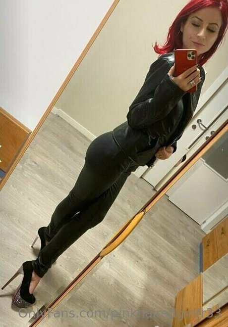 Naakte gelekte OnlyFans-foto van Pinkhairedgirlfr33