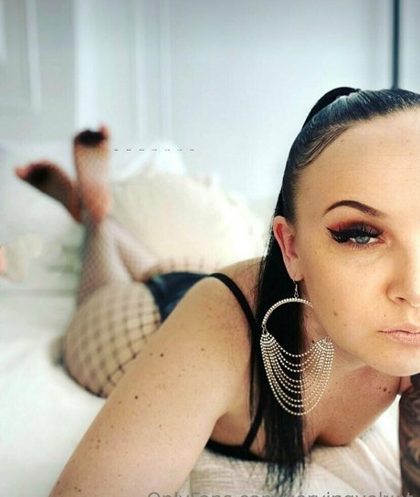 Naakte gelekte OnlyFans-foto van Servingvelvet