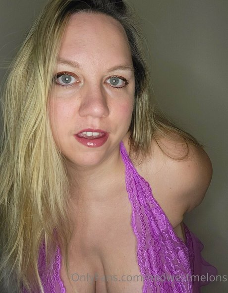 Naakte gelekte OnlyFans-foto van Midwestmelons