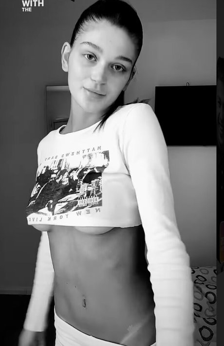 Naakte gelekte OnlyFans-foto van Shira Adar