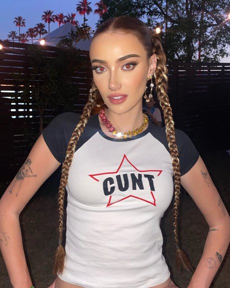 Naakte gelekte OnlyFans-foto van Olivia Obrien
