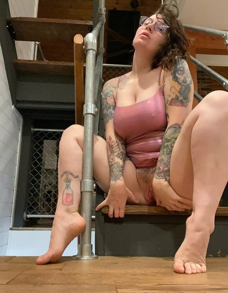 Naakte gelekte OnlyFans-foto van Bettie Bondage