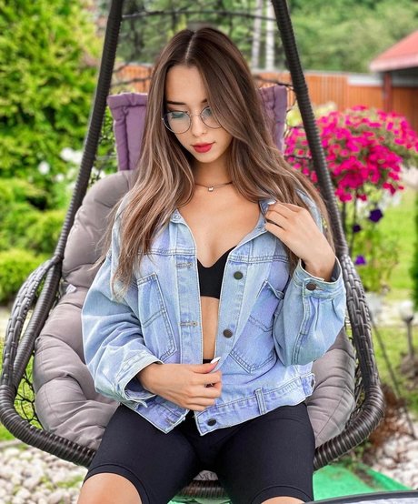 Naakte gelekte OnlyFans-foto van Kira Asmi
