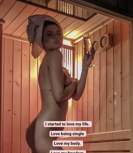 Naakte gelekte OnlyFans-foto van Ashley James