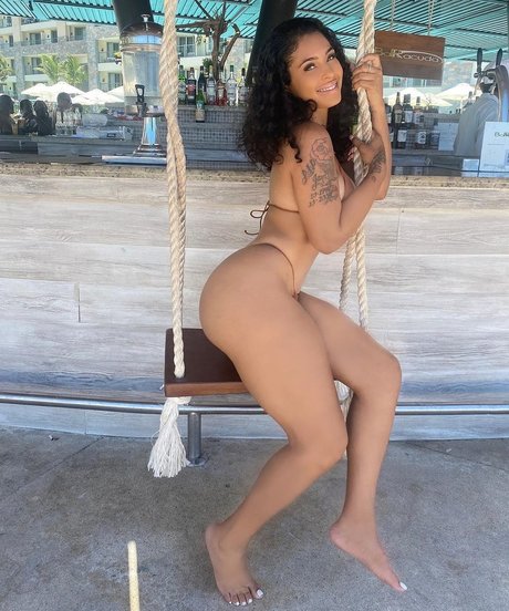Naakte gelekte OnlyFans-foto van Jasmine Grenaway