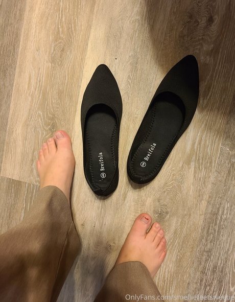 Naakte gelekte OnlyFans-foto van Smelliefeetsweetie