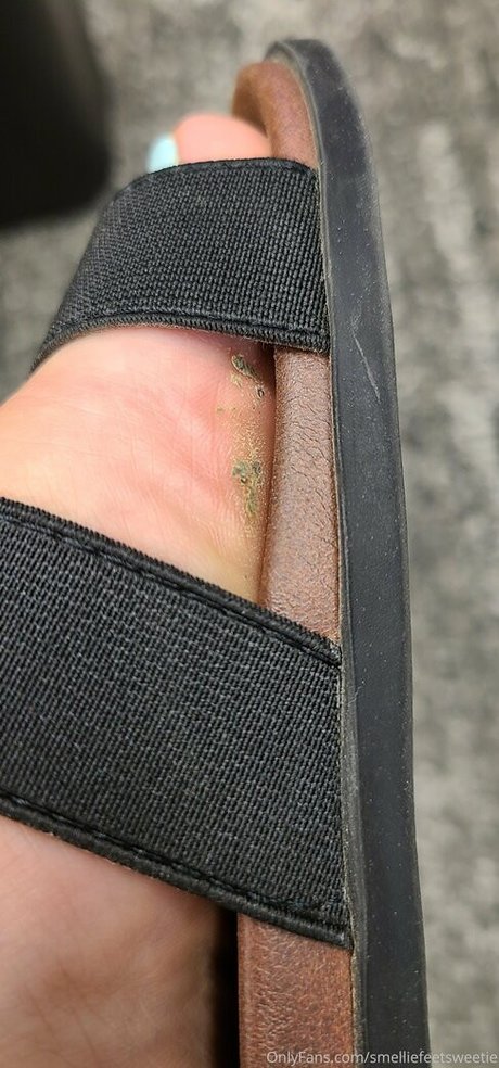 Naakte gelekte OnlyFans-foto van Smelliefeetsweetie