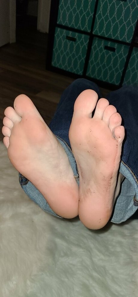 Naakte gelekte OnlyFans-foto van Smelliefeetsweetie