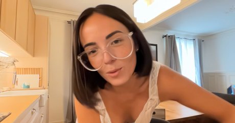 Naakte gelekte OnlyFans-foto van Agathe Auproux