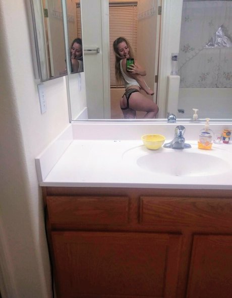 Naakte gelekte OnlyFans-foto van Lillillylitxxx