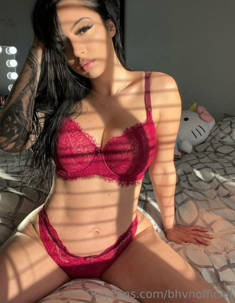 Naakte gelekte OnlyFans-foto van Bhvnofficial