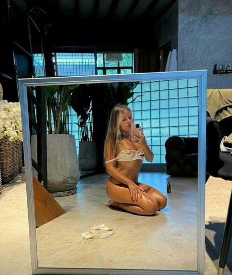 Naakte gelekte OnlyFans-foto van Viangel