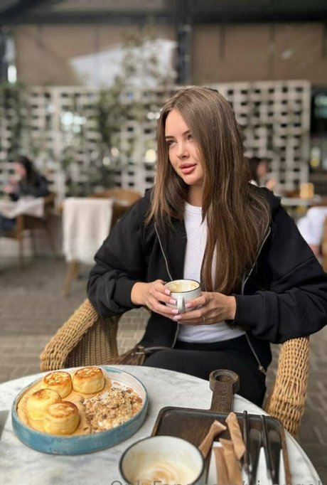 Naakte gelekte OnlyFans-foto van Viangel