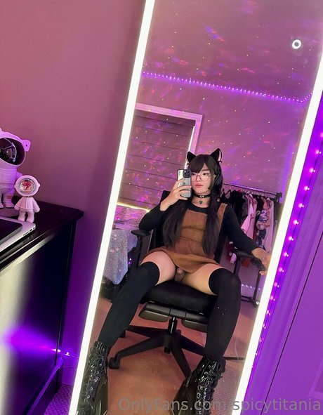 Naakte gelekte OnlyFans-foto van Spicytitania
