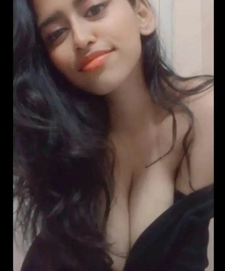 Naakte gelekte OnlyFans-foto van Sanjana Saba