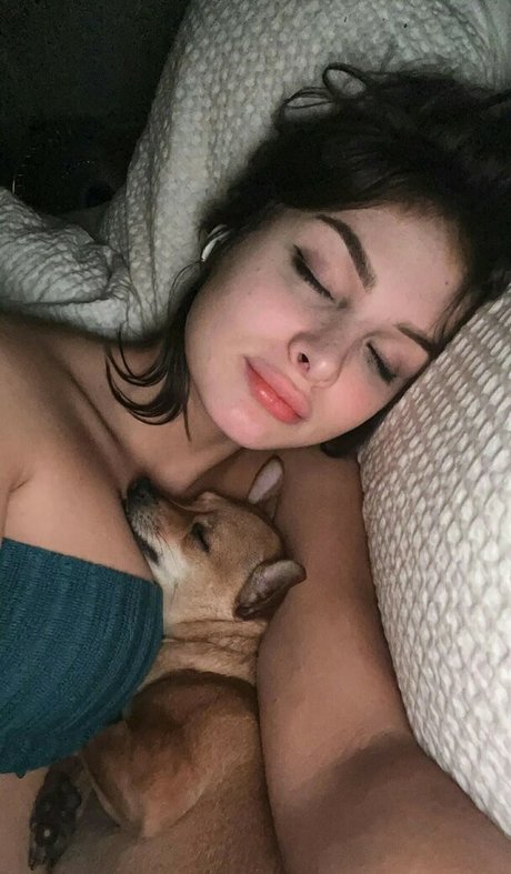 Naakte gelekte OnlyFans-foto van Brighton Rosie Sharbino