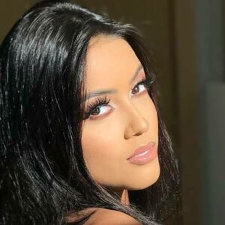 Naakte gelekte OnlyFans-foto van Karlyane Menezes