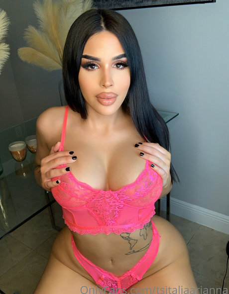 Naakte gelekte OnlyFans-foto van Tsitaliaarianna