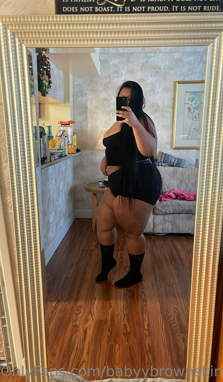 Naakte gelekte OnlyFans-foto van Babyybrownskinfree