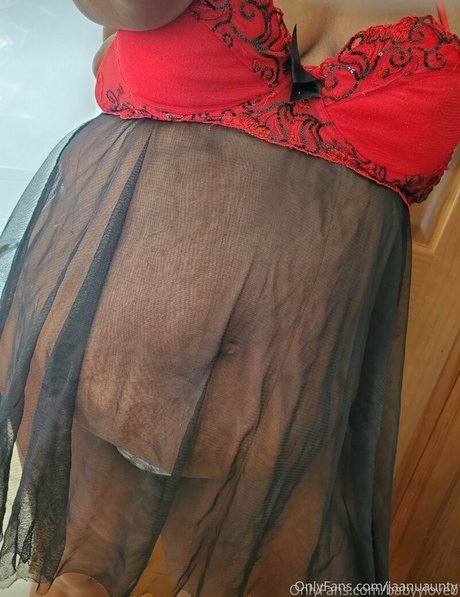 Naakte gelekte OnlyFans-foto van Jaanuaunty