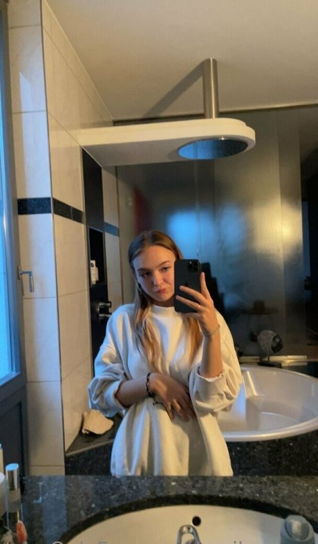 Naakte gelekte OnlyFans-foto van Emilyxxoxo