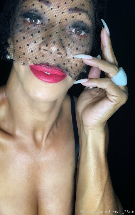Naakte gelekte OnlyFans-foto van Shemale23cm