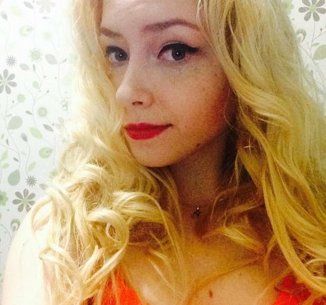 Naakte gelekte OnlyFans-foto van Rosyblondbabe