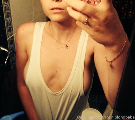 Naakte gelekte OnlyFans-foto van Rosyblondbabe