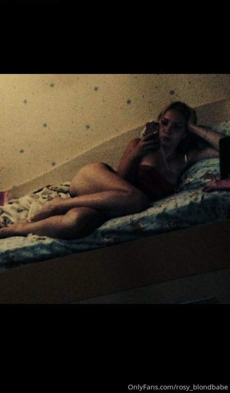 Naakte gelekte OnlyFans-foto van Rosyblondbabe