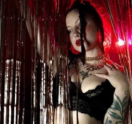 Naakte gelekte OnlyFans-foto van Angelina Vehera