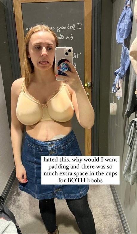 Naakte gelekte OnlyFans-foto van Hannah Witton