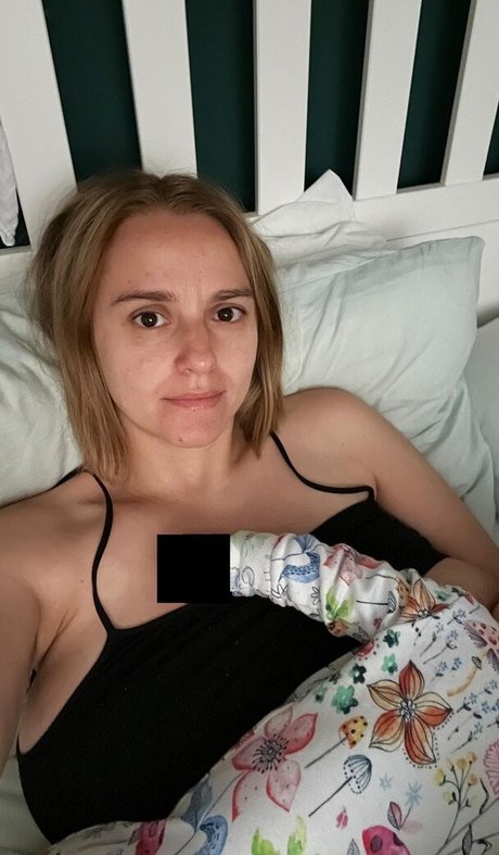 Naakte gelekte OnlyFans-foto van Hannah Witton