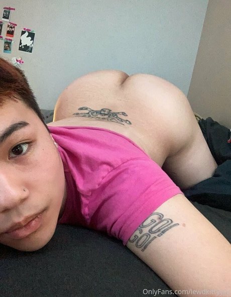Naakte gelekte OnlyFans-foto van Lewdkittyyyy