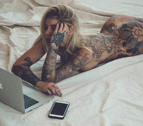 Naakte gelekte OnlyFans-foto van Ellis Cooper