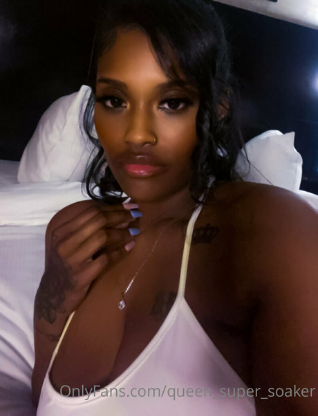 Naakte gelekte OnlyFans-foto van Queensupersoaker