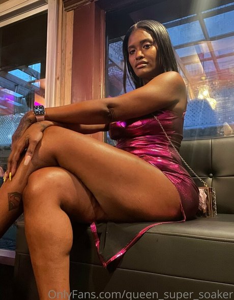 Naakte gelekte OnlyFans-foto van Queensupersoaker