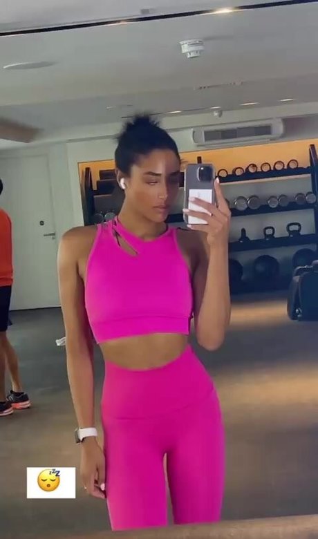 Naakte gelekte OnlyFans-foto van Shirin Olivia