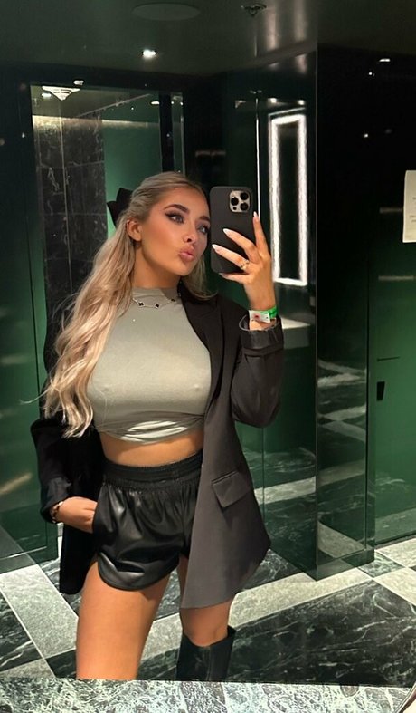 Naakte gelekte OnlyFans-foto van Saffron Barker