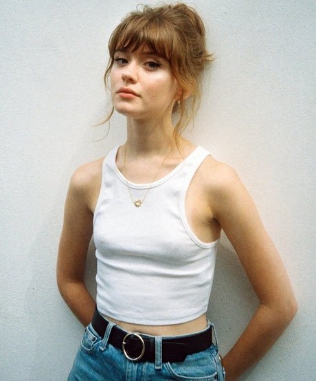 Naakte gelekte OnlyFans-foto van Maisie Peters