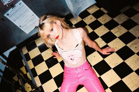 Naakte gelekte OnlyFans-foto van Maisie Peters