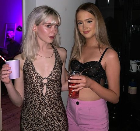 Naakte gelekte OnlyFans-foto van Maisie Peters