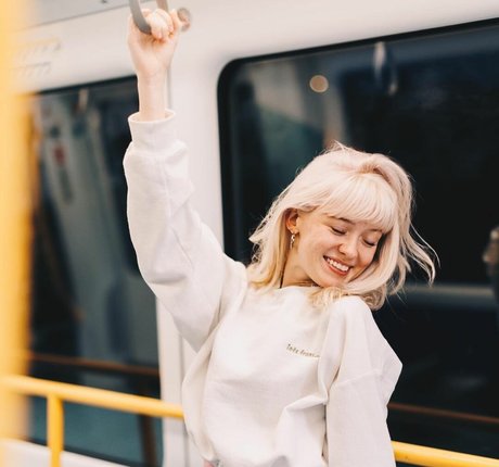 Naakte gelekte OnlyFans-foto van Maisie Peters