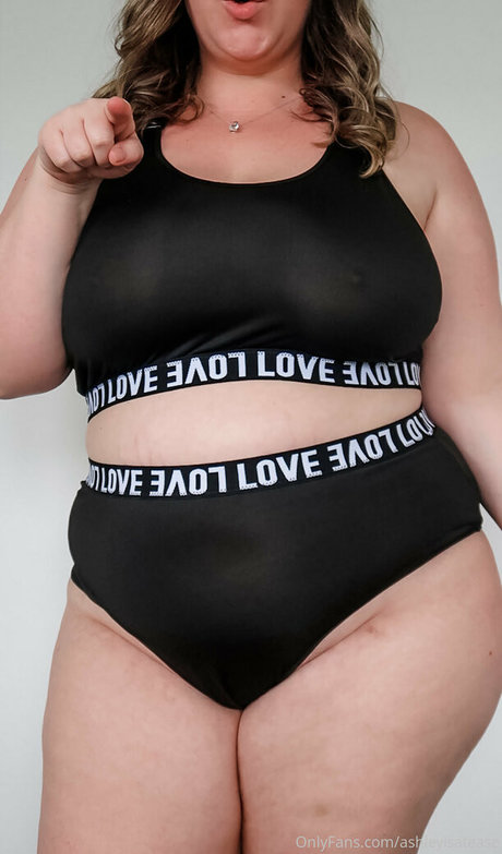 Naakte gelekte OnlyFans-foto van Ashleytheteasefree