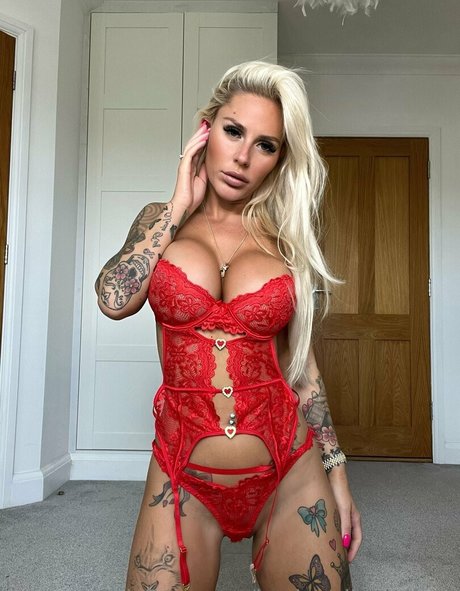 Naakte gelekte OnlyFans-foto van Husbandhotwifeyx