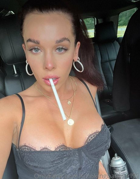 Naakte gelekte OnlyFans-foto van Smokingbabygirl99