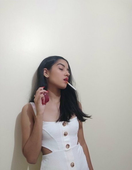 Naakte gelekte OnlyFans-foto van Thebeautyofsmoking