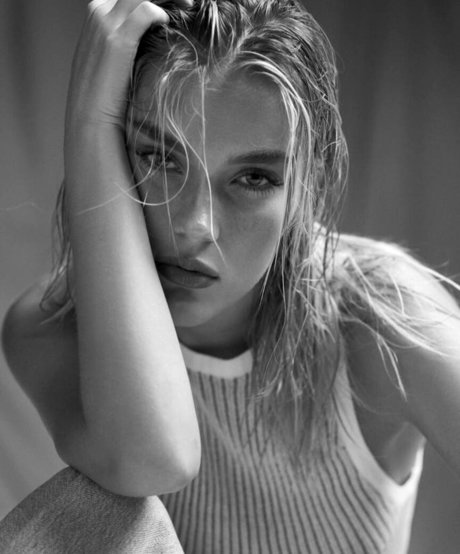Naakte gelekte OnlyFans-foto van Mimi Slinger