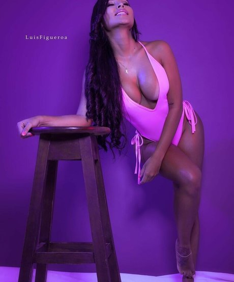 Naakte gelekte OnlyFans-foto van Karen Vasquez