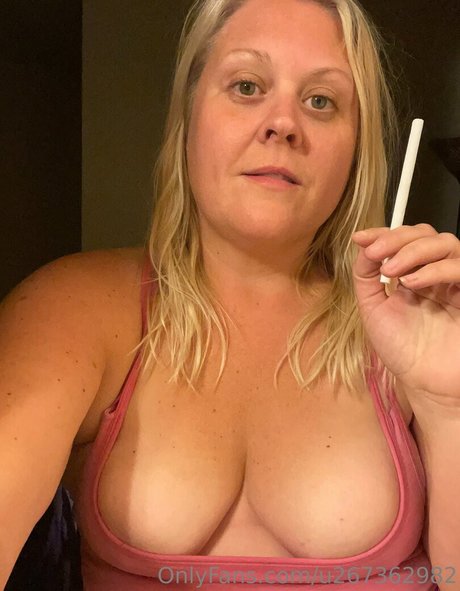 Naakte gelekte OnlyFans-foto van Smokybrookeb